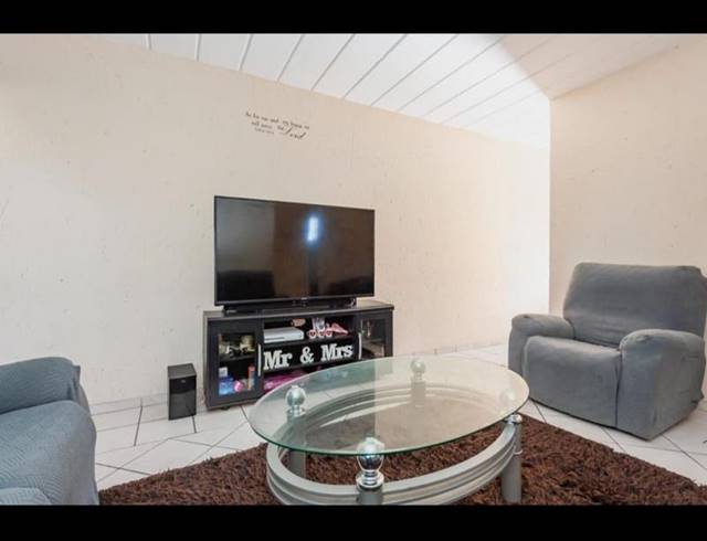 2 BEDROOM TOWNHOUSE FOR SALE IN OAKDENE